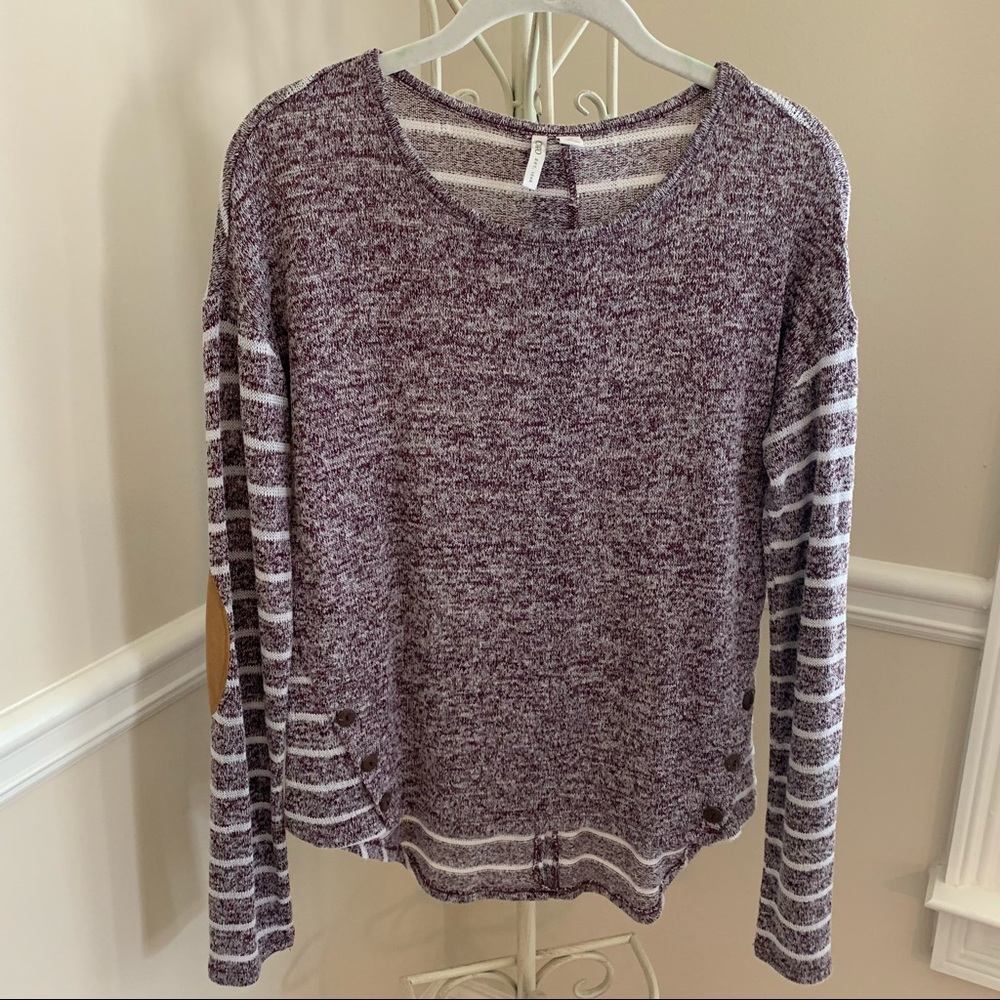 Long Sleeve Top w/ button accents ~ Sz XS | Cato